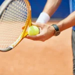 echipament esential pentru tenis racheta mingi incaltaminte